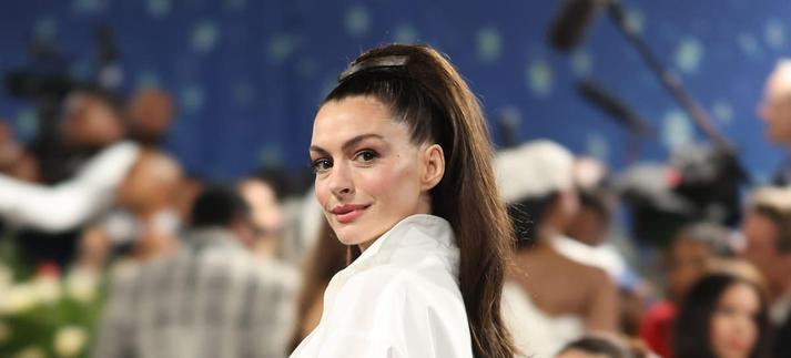 Anne Hathaway en la MET Gala 2025 / John Shearer