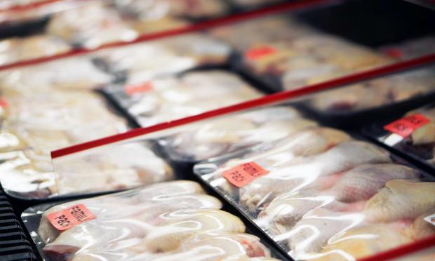 Bandejas de pollo en un supermercado. (Getty Images)