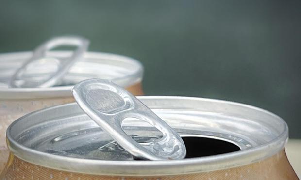 Las anillas de las latas de refresco tienen múltiples funciones, no solo para poner pajitas. (Calvin Chan Wai Meng)