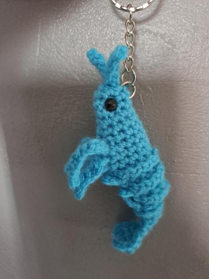 Crevette au crochet bleu vif montée en porte-clés.