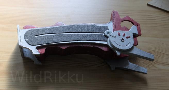 Same handle, leather piece now has a slit and there is a screw head on top of the leather piece