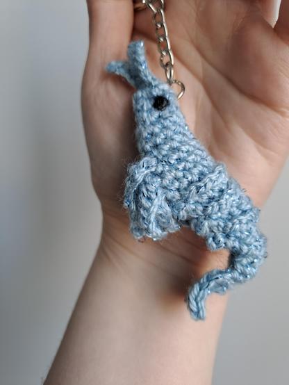 Crevette au crochet gris perle montée en porte-clés.