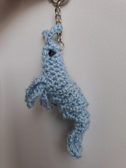 Crevette au crochet gris perle montée en porte-clés.