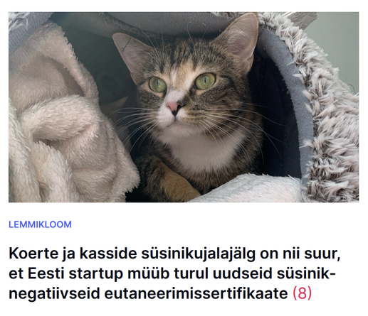 Kirju kass vaatab oma polüesterpesast välja. Seda vooderdab polüesterkarv.

Pealkiri: "Koerte ja kasside süsinikujalajälg on nii suur, et Eesti startup müüb turul uudseid süsinik-negatiivseid eutaneerimissertifikaate."