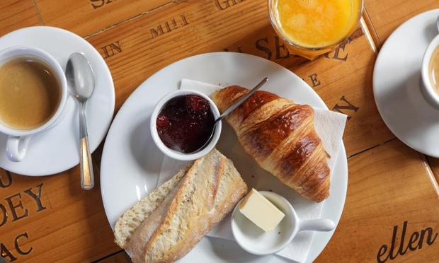 Café, tostada, croissant y zumo en un desayuno. (Getty Images)