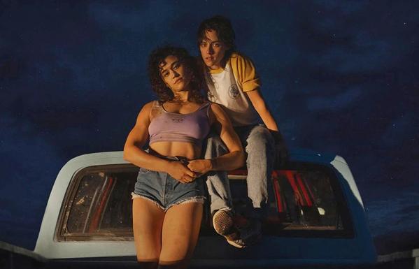 Image du film Love Lies Bleeding (2024) avec les personnages principales Lou et Jackie.