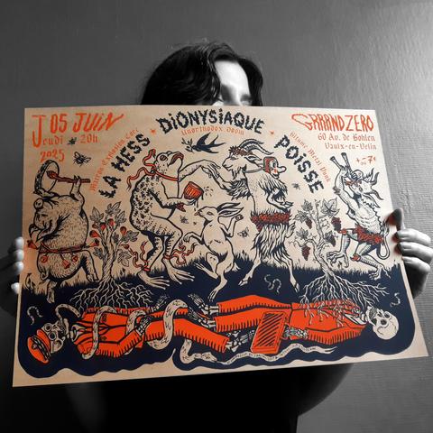affiche de concert en noir et blanc réhaussé d'orange vif sur un papier kraft brun. Illustration d'une une farandole dionysiaque de bêtes dansant et jouant du tambourin et de la double-flute dans les narines. Il y a un cochon, une grenouille démesurée, un lievre, un bouc et un-e démon-e ayant des yeux à la place des coudes et des bouches à la place des genoux. Entre ces bestioles, un figuier et une vigne enfoncent leurs racines dans le sol, racines qui ont poussées sur les squelettes de chefs militaires, politiques et d'homme d'affaire : on voit le sous-sol en coupe. Un serpent est enroulé autour d'un squelette et s'écrit dans une bulle "Compost the capitalist and fascist scum!"