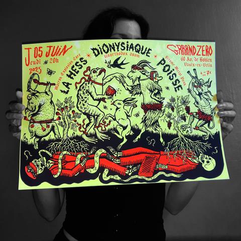 affiche de concert en noir et blanc réhaussé d'orange vif sur un papier texturé vert vif. Illustration d'une une farandole dionysiaque de bêtes dansant et jouant du tambourin et de la double-flute dans les narines. Il y a un cochon, une grenouille démesurée, un lievre, un bouc et un-e démon-e ayant des yeux à la place des coudes et des bouches à la place des genoux. Entre ces bestioles, un figuier et une vigne enfoncent leurs racines dans le sol, racines qui ont poussées sur les squelettes de chefs militaires, politiques et d'homme d'affaire : on voit le sous-sol en coupe. Un serpent est enroulé autour d'un squelette et s'écrit dans une bulle "Compost the capitalist and fascist scum!"