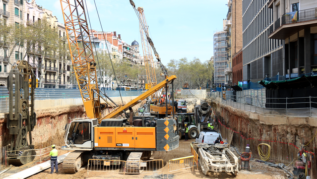 Imatge dels treballs al pou d'atac per on entrarà la tuneladora de les obres de perllongament de l'L8 (ACN/Lluís Sibils)