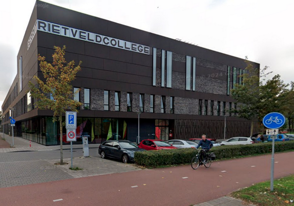 Foto van het Gerrit Rietveld College, de locatie waar de NLLGG bijeenkomst plaats vind.