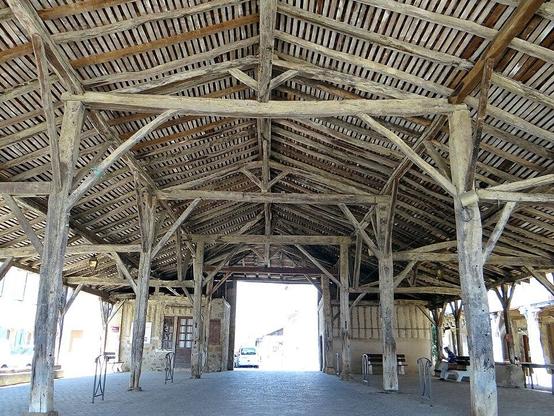 Halle à #Bassoues (#Gers) La halle, de type halle-rue, est située au coeur de la bastide fondée en 1279 par l'archevêque d'Auch. Sa datation est difficile, probablement XVIe siècle. On relève la date de 1768 qu...
Suite 👉 https://monumentum.fr/monument-historique/pa32000017/bassoues-halle
#Patrimoine #MonumentHistorique
Photo CC-BY-SA 4.0 : MOSSOT