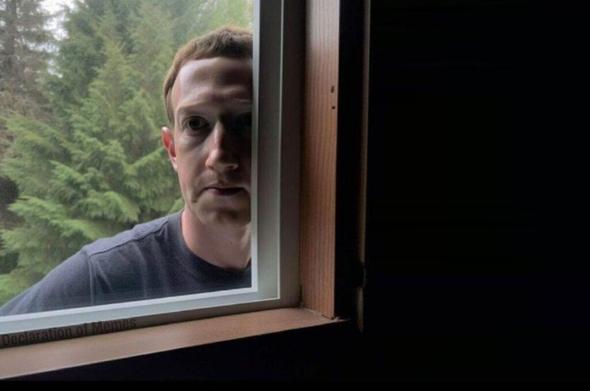 Mark Zuckerberg, kalean, leiho batetik etxe barrura begira