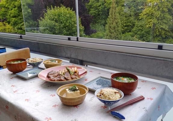 Der Eßtisch im Wintergarten ist gedeckt.