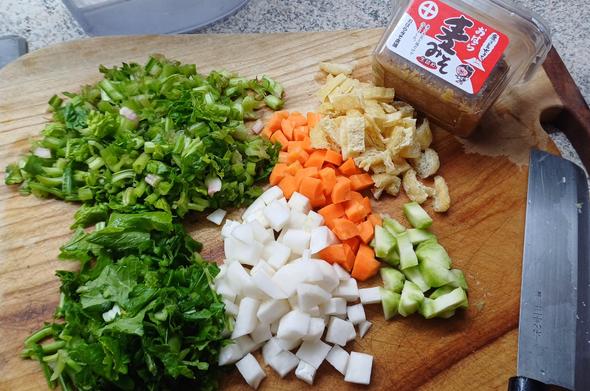 Die Zutaten der Suppe auf dem Schneidebrett.