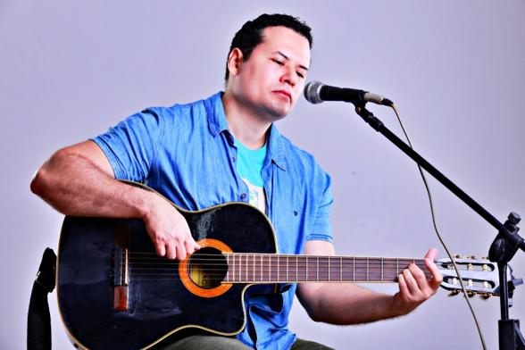Em homenagem ao bumba meu boi, cantor e compositor Fábio Allex libera inédita 'Maranhão de Reencontros': com sotaque de matraca, toada faz referência ao fim da pandemia e homenageia a cultura popular maranhense