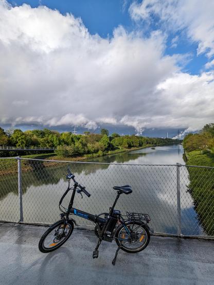 Mein elektrisches Klapprad steht auf der Grimberger Sichel, einer Brücke über den Rhein-Herne-Kanal in Gelsenkirchen.
