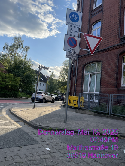 Echte #KlimaSabotage durch  die Bürgerliche Mitte der Amateure der StadbezirkpoliterInnen Des Bezirks Döhren/ Wüffel . Denn im direkten Vergleich der Veloroute 06 ( AmSüdbahnhof- Dort ist in der Fahrradstrasse ein absolutes Helteverbot angeordnet & durchgesetzt)