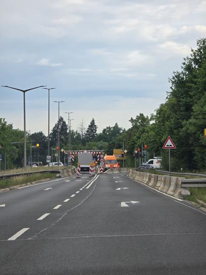 Klein LKW fährt in Höhenbegrenzung