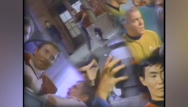 Capture d’écran de l’épisode des chroniques du Meeea spécial Simpson, on voit un extrait certainement d’une bande annonce de la série TV Star Trek première du nom. Il y a un effet où l’écran est divisé en plusieurs bandes où l’on voit les personnages de la série.