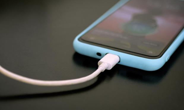 Un teléfono móvil, cargando la batería. (Getty Images)