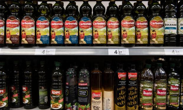 Botellas de aceite de oliva en un supermercado. (GETTY)