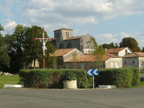 Eglise Saint-Bonnet à #SaintBonnet (#Charente) L'église dépendait du prieuré de Barbezieux. Le plan de l'édifice est en forme de croix, avec chevet plat. La nef comprend deux premières travées du XVe siècle, dé...
Suite 👉 https://monumentum.fr/monument-historique/pa00104489/saint-bonnet-eglise-saint-bonnet
#Patrimoine #MonumentHistorique
Photo CC-BY-SA 4.0 : Jack ma