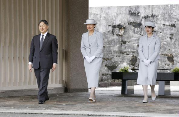 Japan imperial couple, Princess Aiko honor war dead in Okinawa
