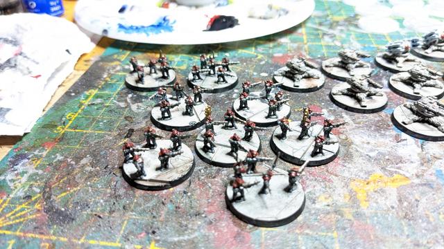 Here you can see 8 bases of brave Solar Auxilia Laser Rifle men.