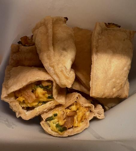 切开填入炒蛋的像某种关东煮福袋或是半开放饺子的油豆干