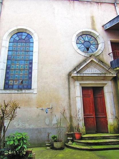 Synagogue à #PontàMousson (#MeurtheEtMoselle) Invisible de la rue, cet édifice très simple est de plan rectangulaire, en moellons enduits, recouvert dune toiture à longs pans et croupes en ardoises. La porte d...
Suite 👉 https://monumentum.fr/monument-historique/pa54000081/pont-a-mousson-synagogue
#Patrimoine #MonumentHistorique
Photo CC-BY-SA 4.0 : Aimelaime