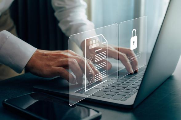 vingers op toetsenbord met dwars op toetsenbord een hologram met slotje