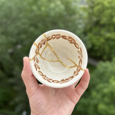 Same bowl, but inside. Rim was decorated with a brown-yellow leaf chain. Gold lines show that there were two big pieces and a few smaller ones to put together.
