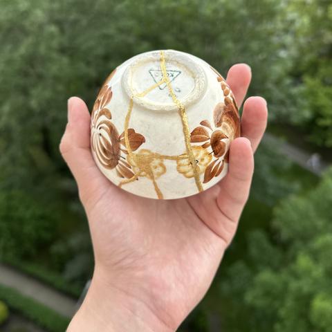 Same bowl, but the bottom is visible. There’s a sign saying “Koło”, which is a city in Poland where it was made. You can see a piece of the bowl that was missing entirely, and that’s filled now, becoming a gold spot between the lines.