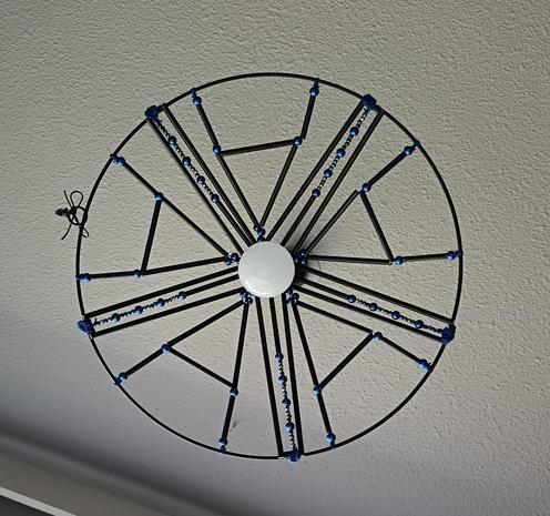 pilleistä ja helmistä tehty lampun varjostin.