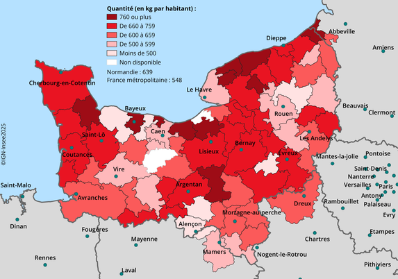 Carte de la Normandie présentant la quantité de déchets produits par habitant et par an. Les intercommunalités du littoral et les territoires les plus ruraux sont souvent au-delà de 660 kg, voire 760. Les territoires les plus urbains sont généralement en dessous de 600, voire 500.