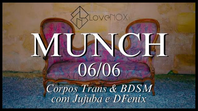 A imagem apresenta um sofá de estilo vintage com um tecido rico em tons de roxo e rosa, colocado contra uma parede texturizada e amarelada. O sofá tem braços ornamentados de madeira e pernas, acrescentando sua estética clássica. Em primeiro plano, grande texto branco lê "MUNCH" com a data "06/06" abaixo. Mais para baixo, texto menor diz "Corpos Trans & BDSM com Jujuba e Dfenix", indicando um evento temático. O logotipo "LoveNOX" está posicionado no canto superior esquerdo. A composição geral combina elementos de design vintage com tipografia moderna, criando um anúncio visualmente atraente para um evento.