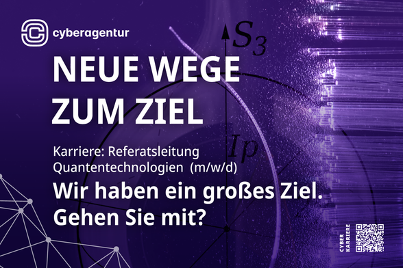 Das Bild zeigt eine visuell eindrucksvolle, in Violett gehaltene Gestaltung zur Bewerbung einer Leitungsstelle im Bereich Quantentechnologien bei der Cyberagentur. Im Zentrum steht in großen weißen Blockbuchstaben die Aussage „NEUE WEGE ZUM ZIEL“. Darunter ist der Text „Karriere: Referatsleitung Quantentechnologien (m/w/d)“ zu lesen, gefolgt von dem motivierenden Aufruf „Wir haben ein großes Ziel. Gehen Sie mit?“.
Im Hintergrund sind technische und wissenschaftliche Bildelemente sichtbar, darunter mathematische Symbole wie „S3“ und „Ip“, feine Lichtimpulse oder Fasermuster, die an Quantenoptik oder Datenübertragung erinnern, sowie ein schematisches Netzdiagramm, das auf digitale Vernetzung anspielt. In der oberen linken Ecke befindet sich das Logo der Cyberagentur. Unten rechts ist ein kleiner QR-Code mit dem Schriftzug „Cyber Karriere“ eingefügt, der vermutlich zur Karriereseite führt. Montage: freepik/Cyberagentur