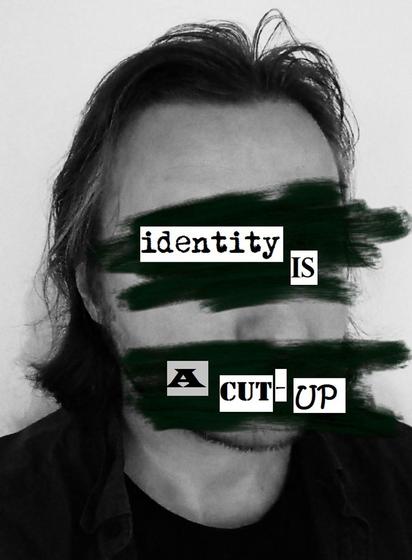 Schwarzweißfoto zeigt den Kopf des Autors Lars Banhold. Augen und Mund sind schwarz übermalt. Wie in einem Erpresserbrief ausgeschnittene Buchstaben bilden die Worte "identity IS A CUT-UP" auf den schwarzgemalten Flächen.