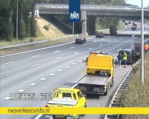 Meerdere voertuigen staan op de vluchtstrook op de A15 bij knooppunt Ridderkerk-Zuid