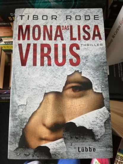 Buchcover von 'Das Mona Lisa Virus' von Tibor Rode mit einem Ausschnitt des Gemäldes Mona Lisa, das durch eine rissige graue Leinwand sichtbar ist
