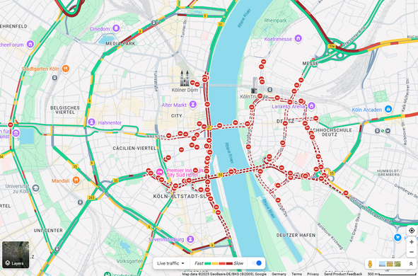 Screenshot der Kölner Innenstadt auf Google Maps mit eingeblendeten Stauinfos. Im Zentrum (links - und rechts des Rheins) sind viele Straßen rot und als gesperrt markiert.
