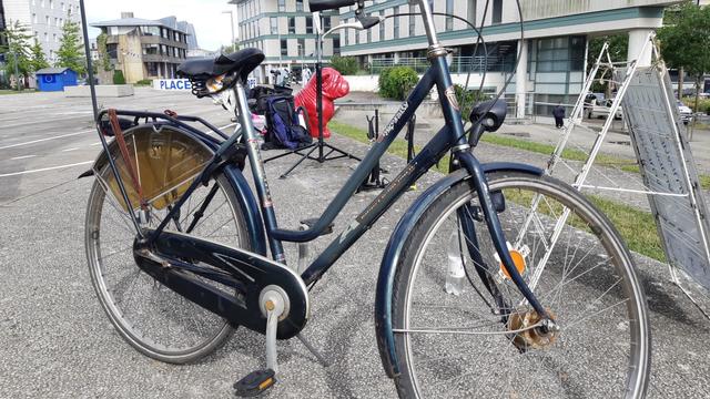 Vélo de ville hollandais University stationné place de l'Europe et remis en fonctionnement en grande partie par son propriétaire.