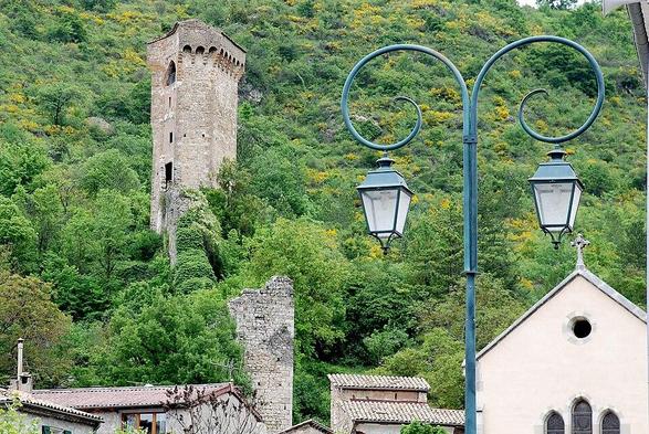 Tour pentagonale du XIVe siècle à #Castellane (#AlpesDeHautesProvence) Construction XIVe siècle. Tour pentagonale du 14s sur une hauteur dominant la ville : classement par arrêté du 12 août 1921.
Suite 👉 https://monumentum.fr/monument-historique/pa00080362/castellane-tour-pentagonale-du-14e-siecle
#Patrimoine #MonumentHistorique
Photo CC-BY-SA 4.0 : Dirk Van Esbroeck