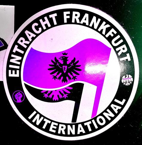 Playlist-Stick mit dem Slogan "Eintracht Frankfurt international"