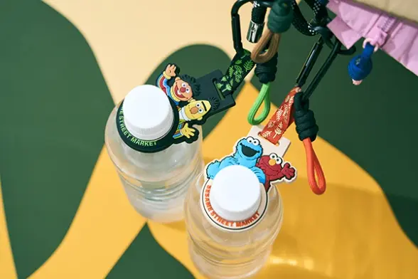 ハンズフリーになる「ペットボトルホルダー」が超便利！セサミストリートマーケットの新作が夏に大活躍の予感