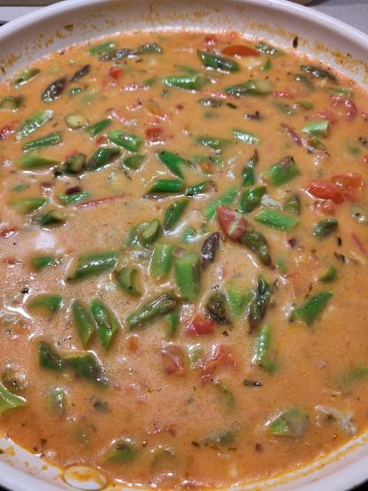 Die fertige Sauce in einer Pfanne.