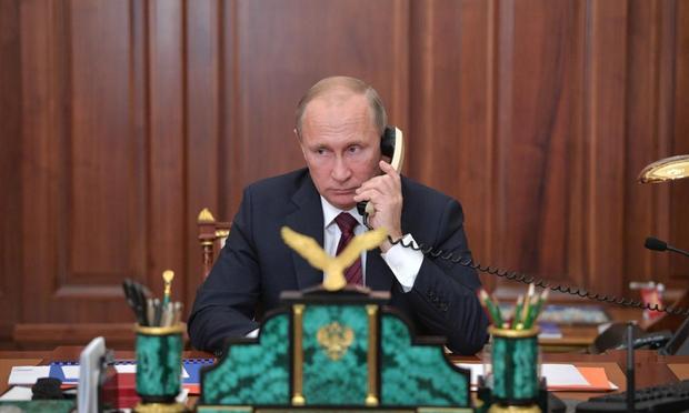Imagen de archivo de Putin hablando por teléfono (Getty Images)