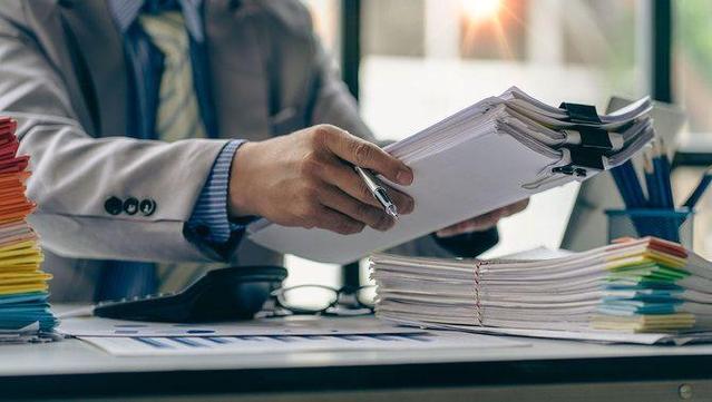 Les funcions del secretari municipal poden canviar segons la mida de l'Ajuntament on treballi (iStock-ArLawKa AungTun)