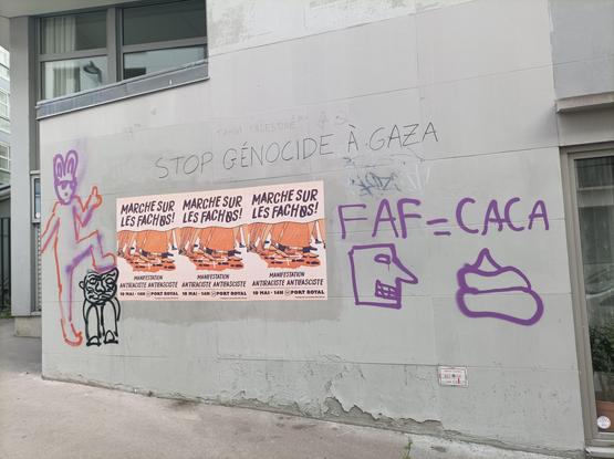 3 affiches de manifestation intitulée "marchons sur les fachos", à droite de celle ci la tête d'un faf représenté = caca dessiné, "stop genocide gaza" écrit au dessus des affiches et un homme à tête de lapin avec des lunettes de soleil qui écrase un autre individu (un enfant ?) à gauche des affiches