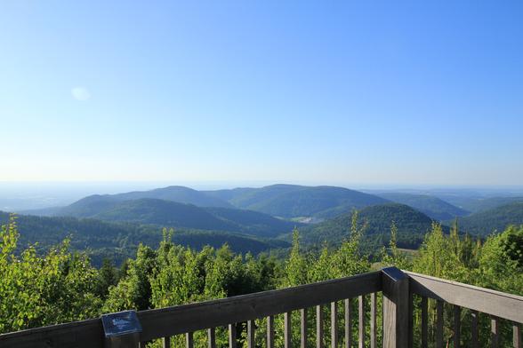 Blick von einer Aussichtsplattform im Schwarzwald auf 900 Höhenmetern Richtung Bad Herrenalb und Karlsruhe